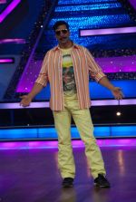 Akshay Kumar on the sets of Dance India Dance to promote Rowdy Rathore in Famous Studio on 10th April 2012 (24).JPG